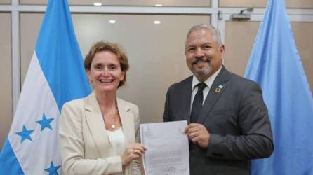 Eduardo Enrique Reina, canciller de Honduras, y Alice Shackelford, representante residente de la Organización de Naciones Unidas (ONU).