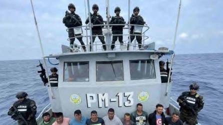 Momento de la detención de los tripulantes de la embarcación con las toneladas de cocaína.