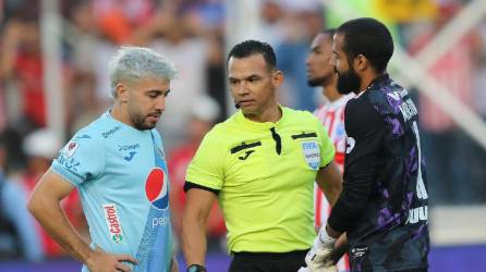 El preparador de porteros del Olimpia reveló cómo fue que se dio todo y por qué tomaron la decisión junto a Edrick Menjívar de quedarse parado en el penal de Auzmendi.