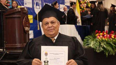 Elvis Guzmán muy feliz posa con su nuevo título de Abogado en las instalaciones de la Cámara de Comercio e Industrias de Cortés.