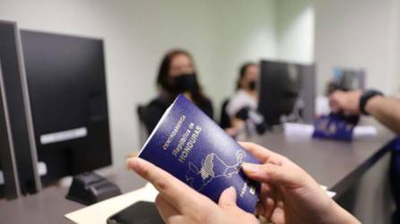 Foto referencial de un pasaporte hondureño.