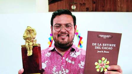 Visiblemente emocionado y contento, el poeta Josué R. Álvarez fue fotografiado junto a su estatuilla y su obra ganadora, publicada bajo el sello de Editorial Efímera.