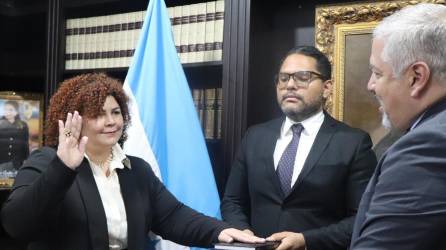 Taryn Arlette Moreno fue juramentada por el Canciller Eduardo Enrique Reina.