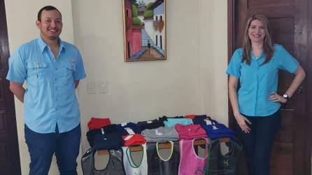 Los novios importan los uniformes de Sudamérica y buscan ampliar su clientela en Honduras.