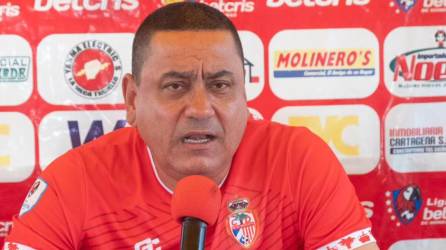 Jhon Jairo López renunció a su cargo como entrenador de Real Sociedad en conferencia de prensa.