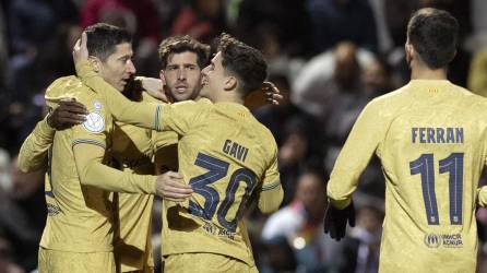 Jugadores del Barcelona celebrando el gol de Robert Lewandowski contra el Ceuta en la Copa del Rey.