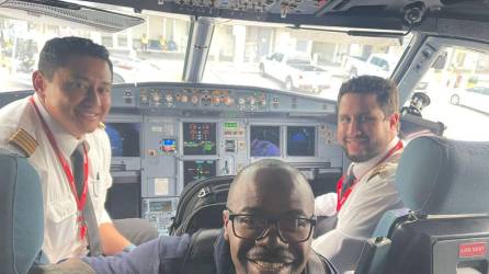 El doctor se tomó la foto del recuerdo con el capitán del vuelo y su asistente cuando aterrizadon en Cancún.