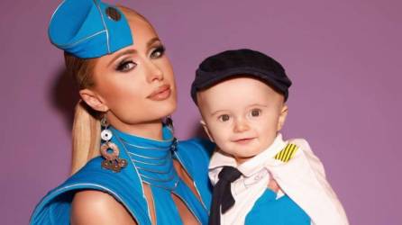 La empresaria Paris Hilton enterneció las redes sociales al públicar una sesión de fotos de su hijo disfrazado a juego con ella por la celebración de Halloween.