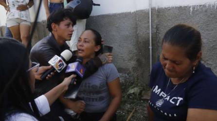 La madre de Michael Enrique Meza Lara de 20 años reelató cómo sujetos emcapuchados llegaron hasta su vivienda a secuestrar a su hijo luego asesinarlo junto con otros cuatro personas más en la colonia los leones de Baracoa, Cortés.