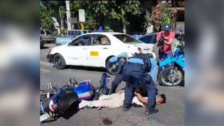 Agentes de la policía interceptaron a supuestos pandilleros.