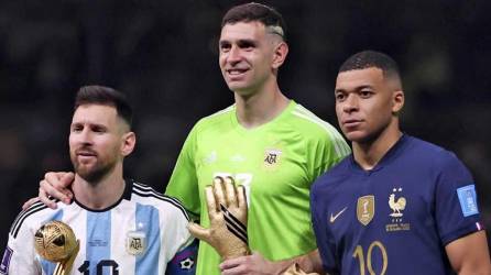 Kylian Mbappé, Emiliano ‘Dibu’ Martínez y Lionel Messi fueron premiados en la final del Mundial de Qatar 2022.