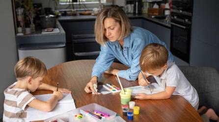 Aunque se haga con buena fe, sobreproteger a los hijos les infantiliza y frena su desarrollo en aspectos como la gestión de emociones desagradables, la creatividad o la resolución de problemas”, sostiene el psicólogo Enric Soler, para quien el aprendizaje por ensayo y error es imprescindible”.