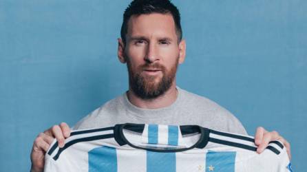 Un paquete de seis camisetas que el astro argentino Lionel <b>Messi</b> usó durante el Mundial-2022 celebrado en Catar serán rematadas en diciembre, anunció la casa de subastas Sotheby’s el lunes, estimando su valor en más de 10 millones de dólares.