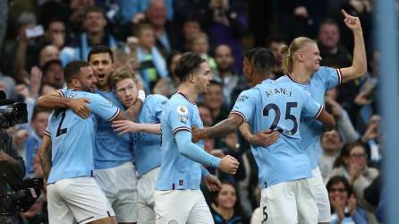 Kevin de Bruyne celebrando con sus compañeros uno de los goles contra el Arsenal.