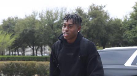 Momento de la llegada de Alenis Vargas al hotel de concentración de la selección de Honduras en Dallas.