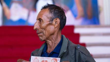El campesino lenca cuyo rostro aparece en el billete de un lempira recibió este jueves su primera pensión de 15 mil lempiras por parte del Gobierno de Honduras.