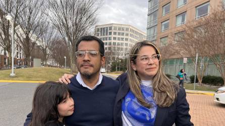 El ex precandidato presidencial nicaragüense Félix Maradiaga, uno de los presos políticos nicaragüenses expulsados de su país, posa junto a su esposa, la activista Berta Valle, y su hija. La familia se establecerá en Miami.