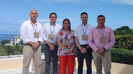 José Guillén, vicepresidente regional de Tesorería de Ficohsa; Álvaro López, especialista regional de Instituciones Financieras de Ficohsa; Karla Simón, vicepresidenta de Sostenibilidad de Ficohsa; Joel Bendeck, gerente general TENGO; y Kelben Andino, especialista RSC de Ficohsa.