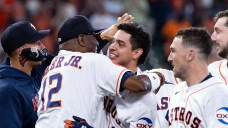 Dusty Baker, mánager de los Astros de Houston, está contento con el trabajo de Mauricio Dubón.