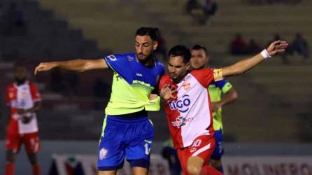 Fabricio Silva y Marcelo Canales disputando el balón en el partido en el estadio Ceibeño.