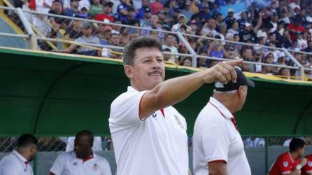 Mauro Reyes, dando indicaciones en el partido contra el Honduras Progreso en el estadio Humberto Micheletti.