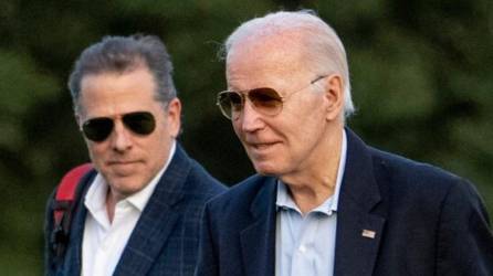 Hunter Biden junto a su padre el presidente estadounidense Joe Biden.
