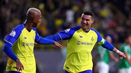 Cristiano Ronaldo celebrando con Anderson Talisca el gol del triunfo del Al Nassr contra el Al-Ettifaq en la Liga saudí.