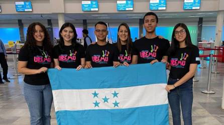 Los cinco estudiantes junto con la directora de Proyecto Uremu, Marcela Carolina Fernández, partieron este miércoles de Honduras hacia Italia.