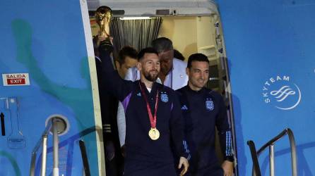 El avión que trasladó a los jugadores de la Selección de Argentina al Aeropuerto Internacional Ezeiza.