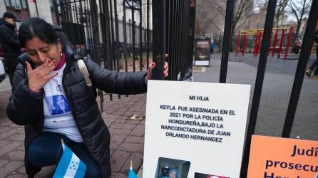 Doña Norma Rodríguez llegó con este cartel exigiendo justicia por la muerte de su hija Keyla Patricia Martínez. “Mi hija Keyla fue asesinada en el 2021 por la policía hondureña bajo la narcodictadura de Juan Orlando Hernández”, se leía.