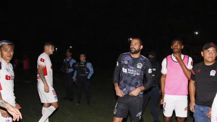 Jugadores del Olimpia terminaron molestos no se completó el juego ante UPN.