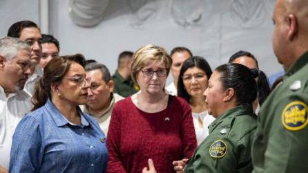 La presidenta Xiomara Castro junto a autoridades estadounidenses en su visita por la frontera de McAllen, en Texas para tratar temas sobre la migración