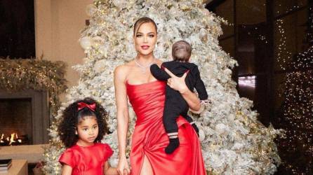 Khloe Kardashian compartió un vistazo de la cara de su hijo en imágenes de la extravagante fiesta de Navidad de su familia durante el fin de semana.