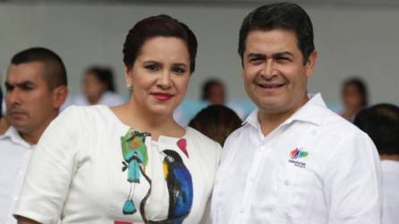 Fotografía de archivo de la exprimera dama Ana García junto a su esposo el expresidente Juan Orlando Hernández.