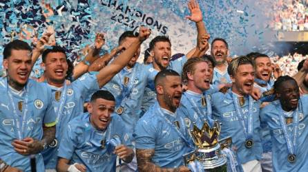 Momento donde la plantilla del Manchester City levanta el trofeo que los acredita campeones.
