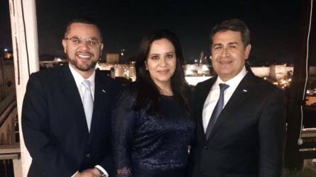 David Chávez junto a Juan Orlando Hernández y Ana García de Hernández.