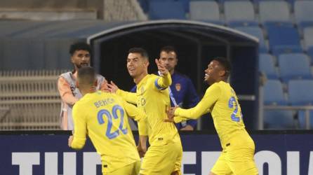 Cristiano Ronaldo celebrando su golazo junto a los compañeros del Al Nassr.