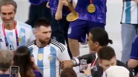 El famoso chef e influencer turco Salt Bae, dueño de una lujosa cadena de restaurantes, se coló en la celebración de Argentina por ganar el Mundial de Qatar 2022 en la cancha del estadio Lusail, donde se robó el show, hizo enojar a Lionel Messi y la FIFA ha recibido críticas por su culpa.