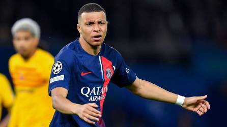 Kylian Mbappé tuvo una pésima actuación en la dura derrota de PSG ante Barcelona en la ida de cuartos de final de la Champions League 2023/2024 por lo que ha recibido fuertes ataques en Francia tanto de la prensa como de un exjugador y campeón del mundo.