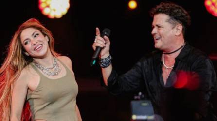 Los cantantes Shakira y Carlos Vives.