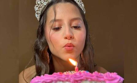 “Feliz cumpleaños, mi niña. Mamá te ama”. Con esas palabras, Lisandra Rosario recordó este 11 de agosto a su hija Gabriela Nicole “Lela” Pratts Rosario, quien cumpliría 18 años, un año después de haber sido asesinada en Aibonito, Puerto Rico.