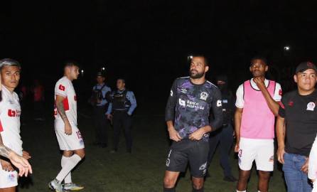 Jugadores del Olimpia terminaron molestos no se completó el juego ante UPN.