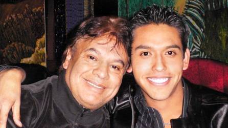 Juan Gabriel y su hijo Iván Aguilera.