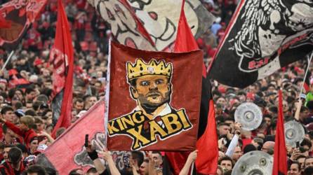 Aficionados del Leverkusen con una manta especial para Xabi Alonso.