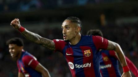 Raphinha celebrando el gol en el FC Barcelona vs PSG por la vuelta de cuartos de final de la Champions League.
