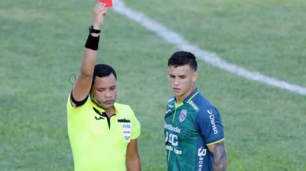 André Orellana se fue expulsado ante Olimpia por una dura falta.