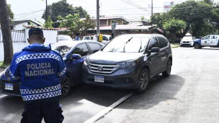 La camioneta en la que se transportaba la mujer asesinada impactó con un turismo azul.