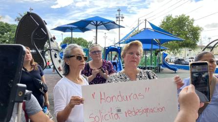 Activistas piden un Estatus de Protección Temporal (TPS) para hondureños durante una protesta contra la ley migratoria de Florida SB 1718 en Miami.