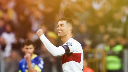 Cristiano Ronaldo celebrando uno de los dos goles que marcó ante Bosnia Herzegovina