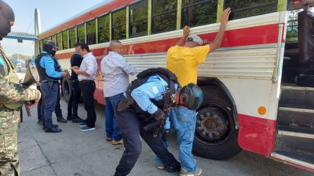 En un retén policial ubicado en la antigua caseta de peaje que conduce al municipio de La Lima, Cortés, se está deteniendo a los autobuses para requisar a los pasajeros.